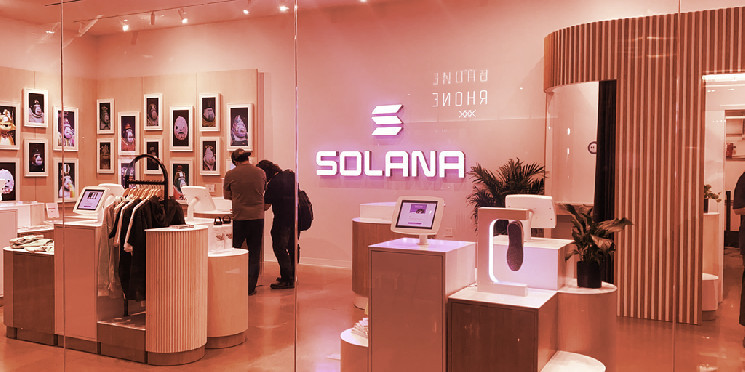 Solana Cerrará Sus Tiendas Físicas en New York y Miami