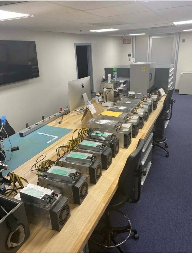 Mining-Farm im Schule gefunden