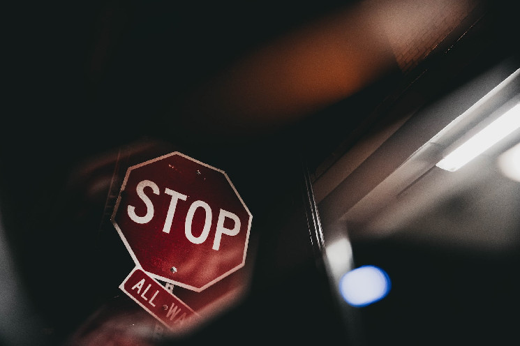 Coinbase suspende servicios de staking con Algorand citando posibles acciones de la SEC