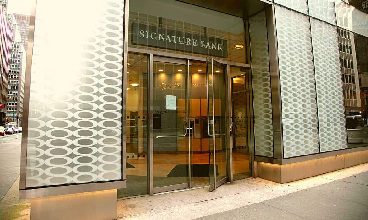 Signature Bank Top Execs Secretly Sold $100M in Stock: Report